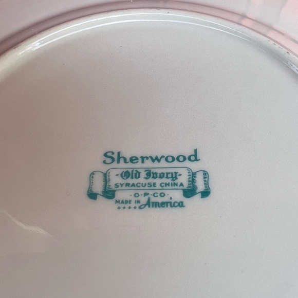 A Pair of Old Ivory Teacups With Saucers and Bread Plates - Picture 8 of 8